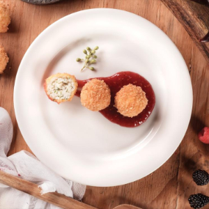 Perlas de Queso Oaxaca Bionda con salsa de frambuesa y chipotle