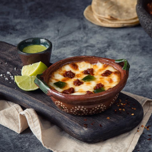 Queso Asadero Bionda fundido con rajas de poblano y chorizo