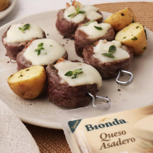 Brochetas de res con Queso Asadero Bionda