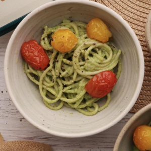 Pasta cremosa de aguacate con Nata Bionda y tomates asados