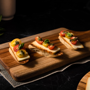 Pinchos de Queso Cavero Bionda con tomate cherry y aceite de albahaca